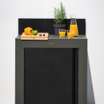 Szürke kültéri konyhaelem fekete ajtóval