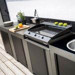 Szürke kültéri konyhaelem fekete ajtóval