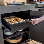 Szürke kültéri konyhaelem fekete ajtóval