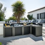 Szürke acél Plancha kültéri konyhaelem fekete ajtóval