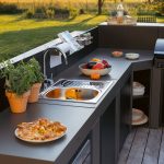 Szürke színű acél mosogató kültéri konyhaelem