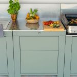 Zsályazöld kültéri konyhaelem két fiókkal