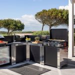 Rozsdamentes acél kültéri konyhaelem fekete ajtóval és munkalappal