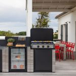 Rozsdamentes acél kültéri konyhaelem fekete ajtóval és munkalappal