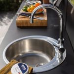 Rozsdamentes acél mosogató kültéri konyhaelem fekete ajtóval és munkalappal