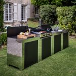 Rozsdamentes acél mosogató kültéri konyhaelem fekete ajtóval és munkalappal