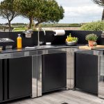 Rozsdamentes acél mosogató kültéri konyhaelem fekete ajtóval és munkalappal